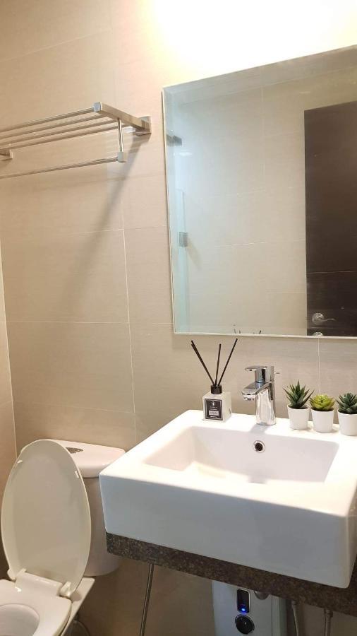 101 Newport Blvd C2 4F By Rechelle Nunag Pasay Bagian luar foto